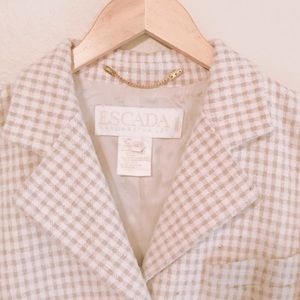 Vintage Escada! Perfect neutral ivory/ cream blazer